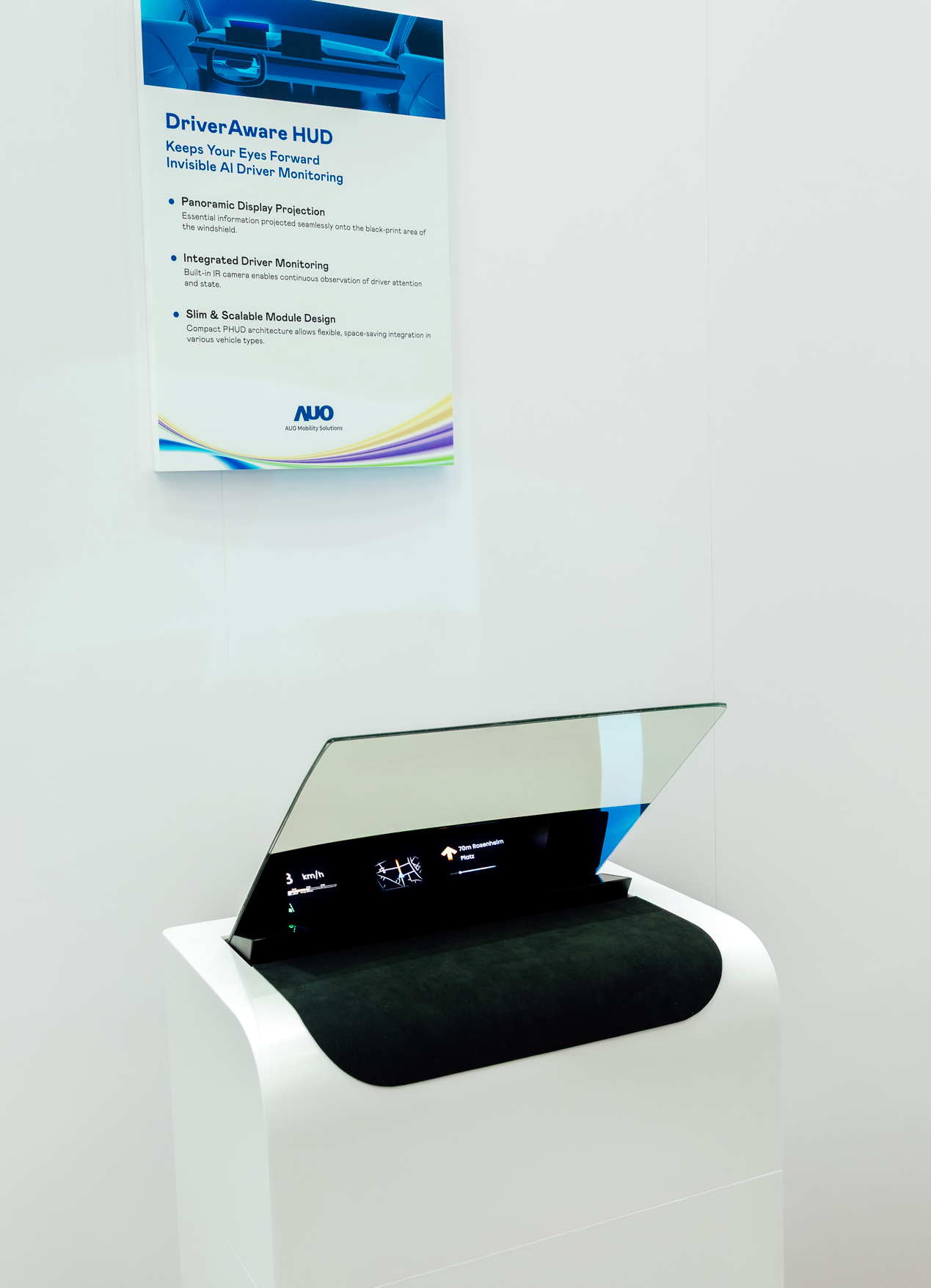 DriverAware HUD结合抬头显示器与隐藏式红外线摄影机，将车速、导航及警示讯息投影于挡风玻璃上，完美对齐驾驶目不离路的视线，同时，透过AI 监控驾驶注意力以提升安全性。